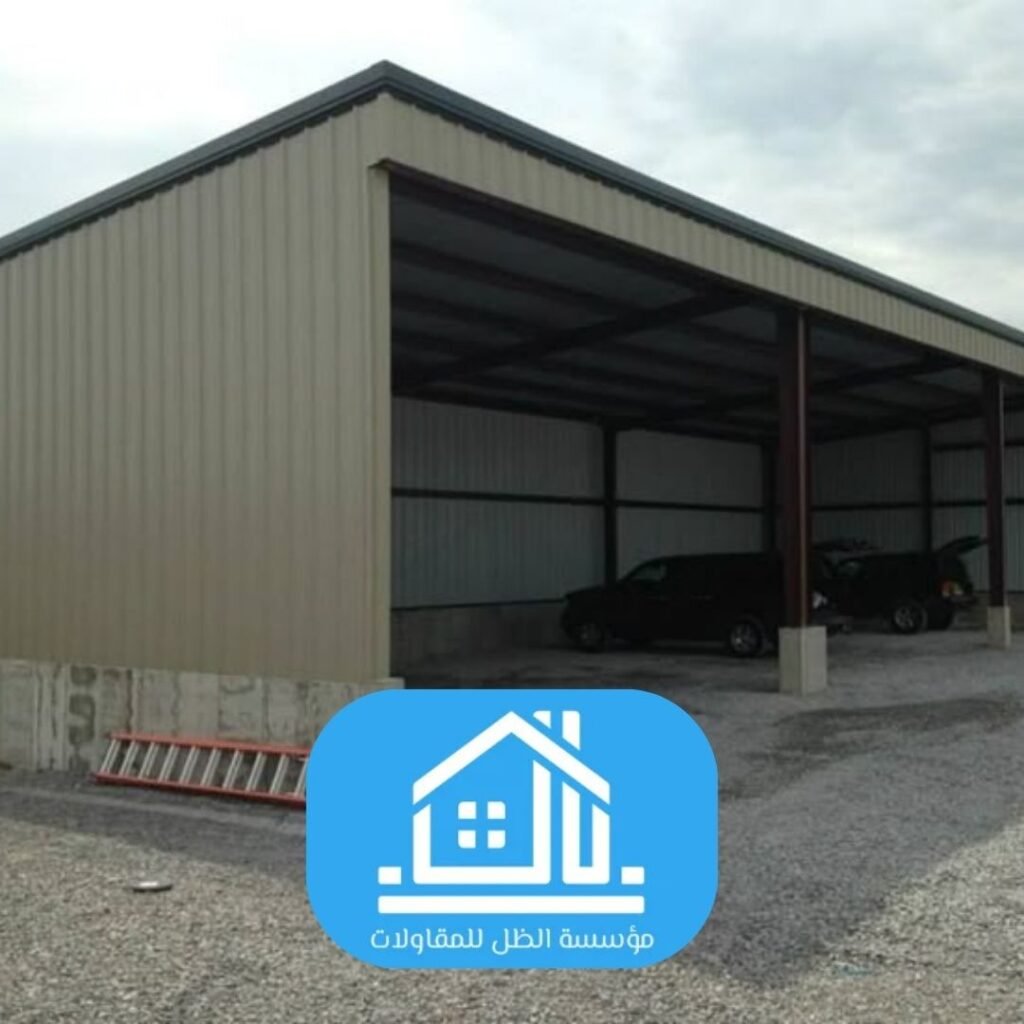 عمل مقاول سندوتش بنل أثناء تركيب ألواح عازلة في مشروع صناعي بالرياض