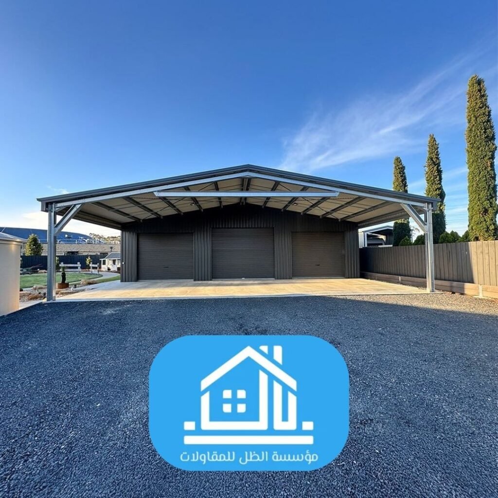 مقاول متخصص يقوم بتركيب ألواح سندوتش بنل لواجهة مبنى في الرياض