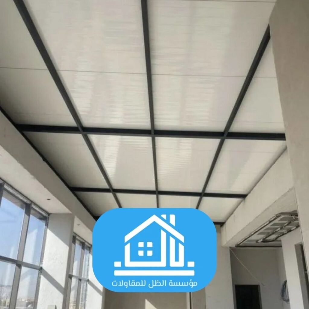 فريق متخصص يقوم بتركيب ألواح عازلة لمبنى تجاري في الرياض