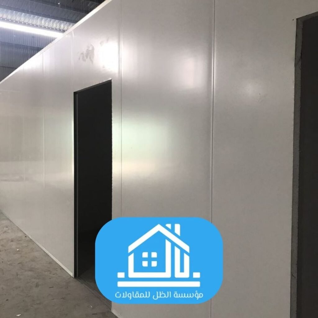 تشطيب واجهة مستودع بألواح ساندوتش بانل عازلة